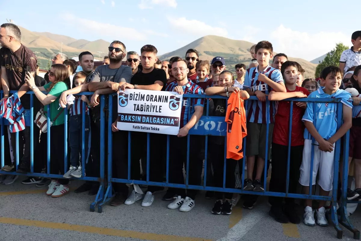 Trabzonspor Taraftarlarından Teknik Direktör Fatih Tekke'ye Destek