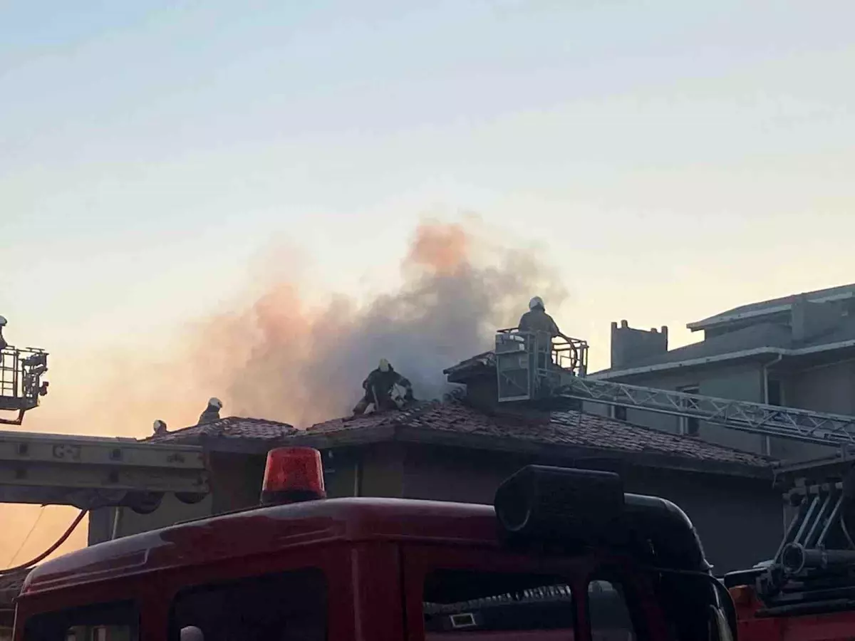 Üsküdar'da Mangal Yangını: Çatı Kullanılamaz Hale Geldi