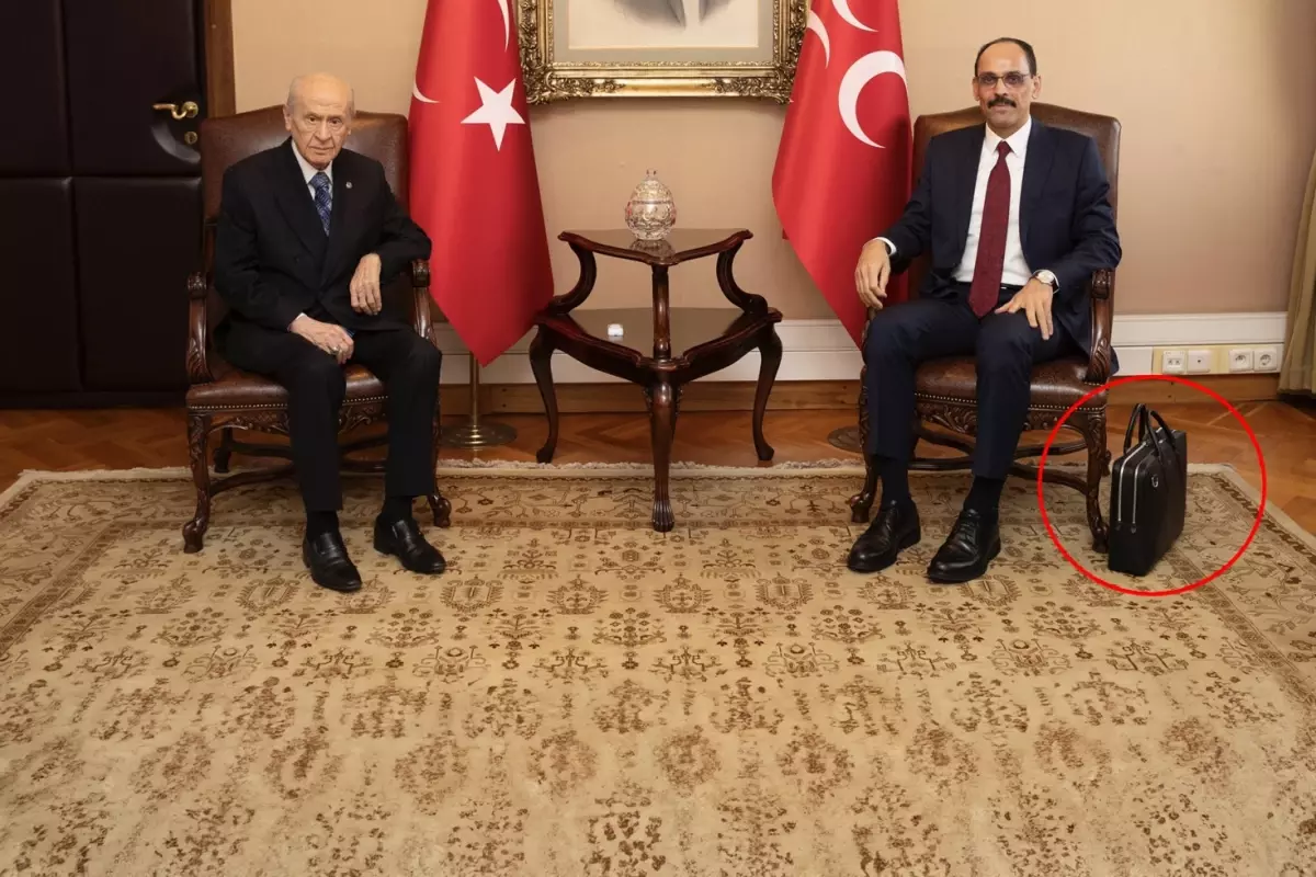 Yakın korumalarına bile emanet etmiyor! İşte İbrahim Kalın'ın yanından ayırmadığı çantanın sırrı