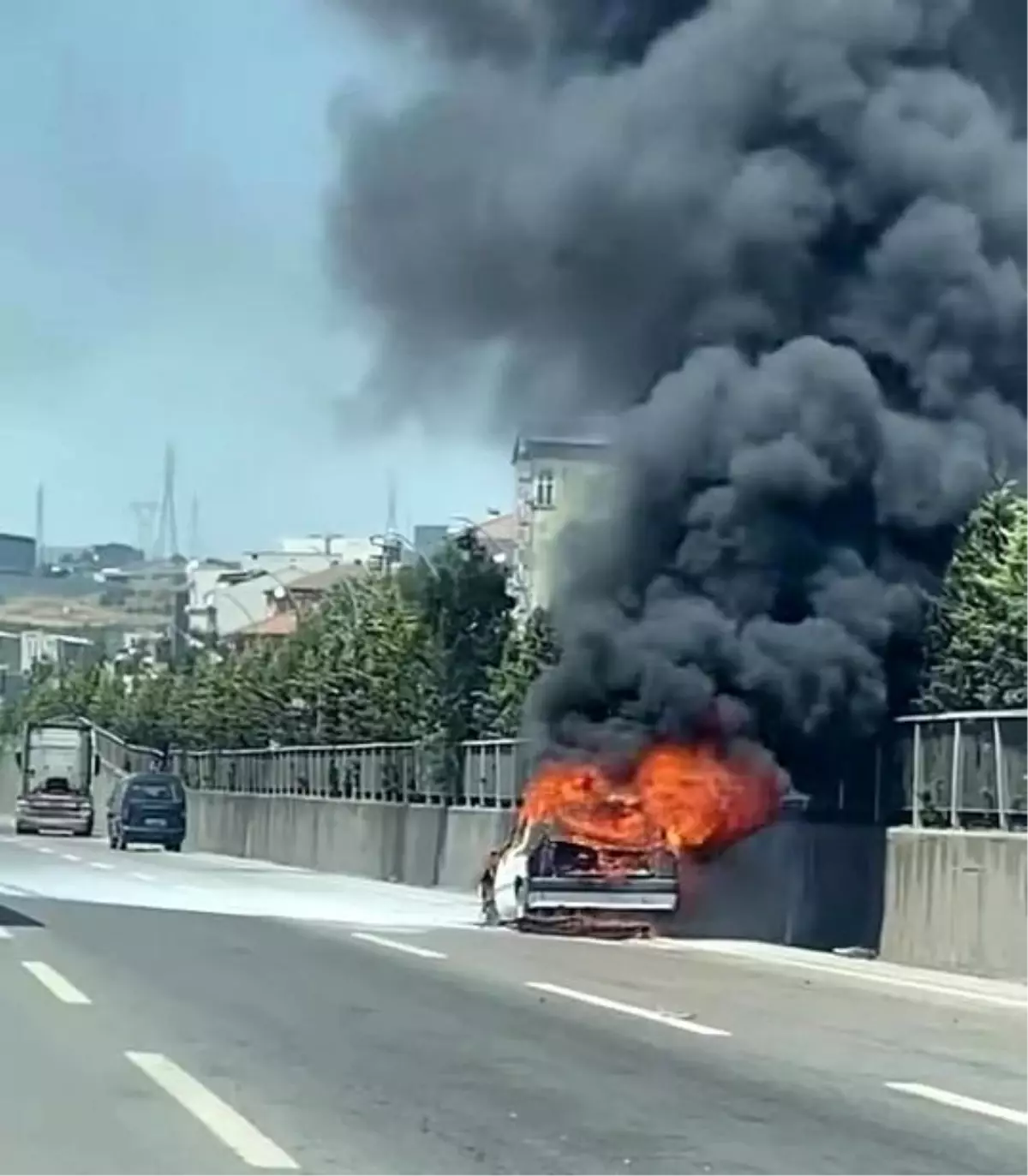 Kocaeli'de Seyir Halindeki Otomobil Alevlere Teslim Oldu