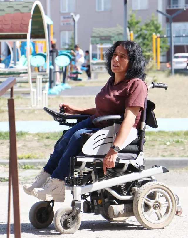 5 men assaulted a disabled woman with kicks and sticks and drew a weapon