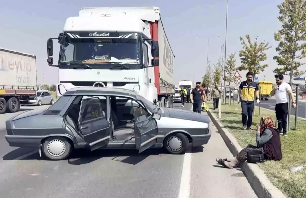 Aksaray'da Tır ile Taksi Çarpıştı: 3 Yaralı
