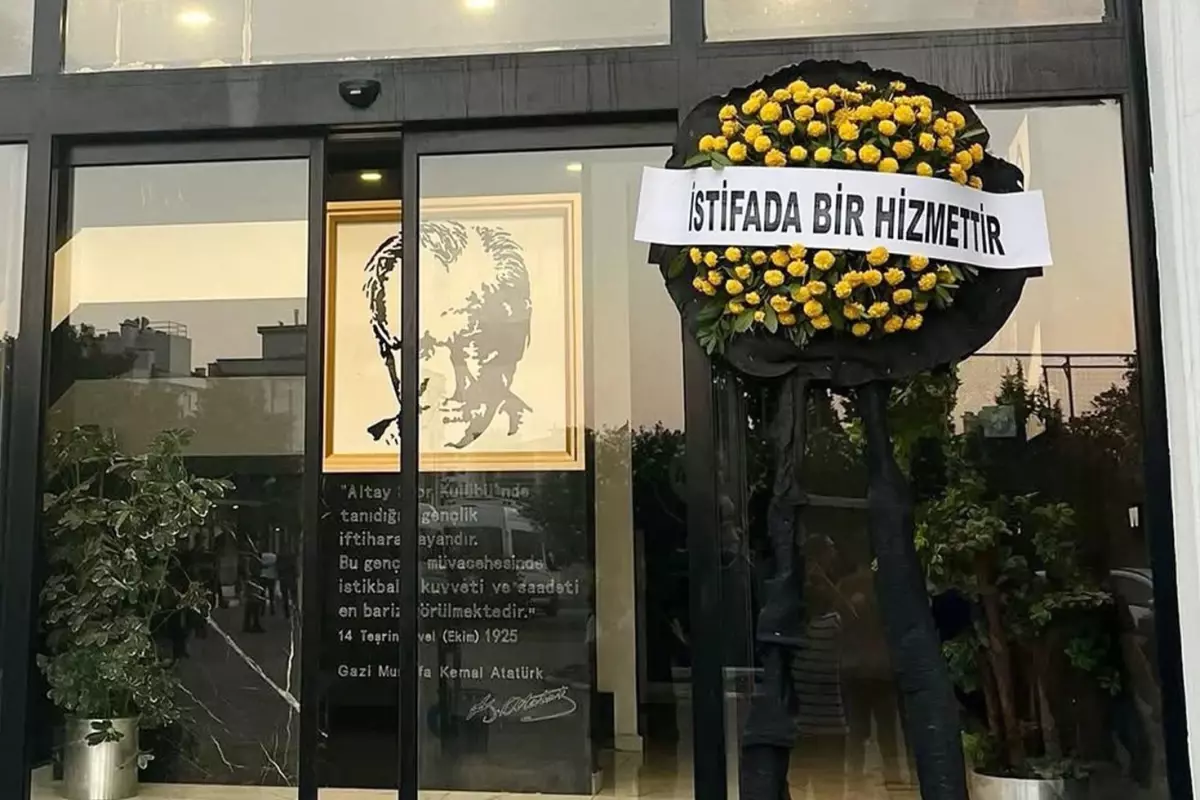 Altay taraftarı, ''İstifa da bir hizmettir'' diyerek tesislere siyah çelenk bıraktı
