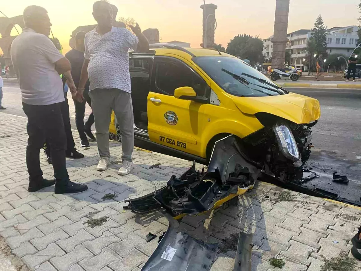 Antalya'da Taksi ile Otomobil Çarpıştı: 7 Yaralı