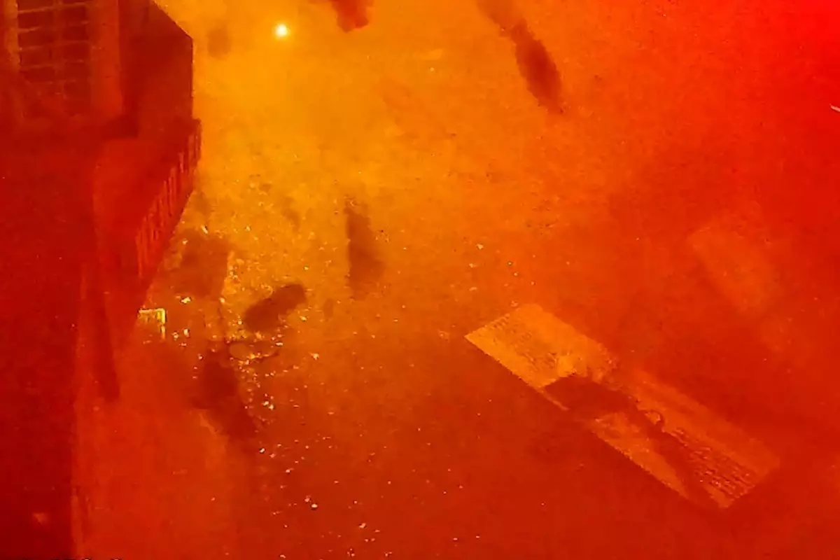 Beyoğlu'nda 2 katlı binayı yıkan patlama anı kamerada