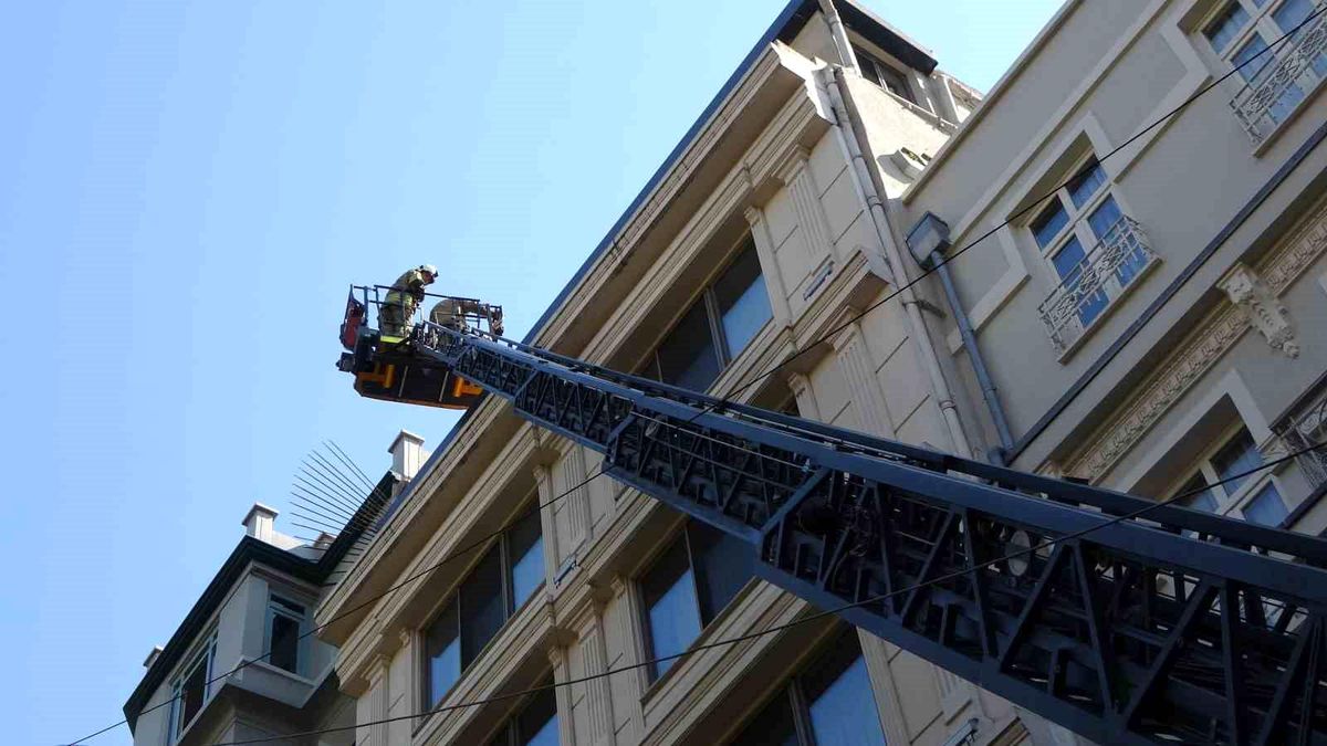 İstanbul Beyoğlu'nda Otel Yangını Paniğe Neden Oldu