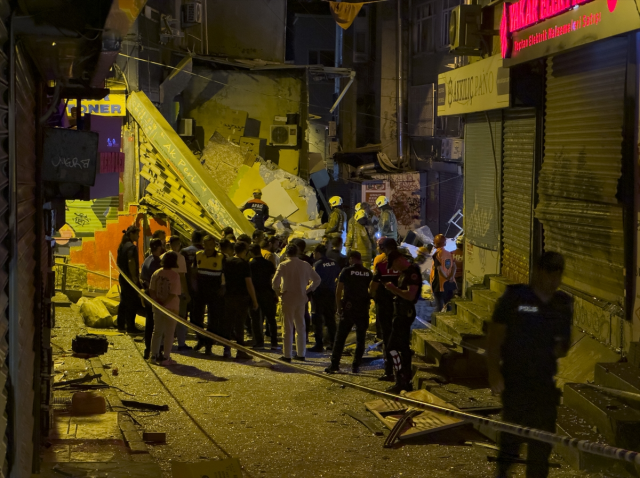 Beyoğlu'nda iki katlı binada meydana gelen patlama anı güvenlik kamerasına yansıdı Beyoğlu'nda iki katlı binada meydana gelen patlama anı güvenlik kamerasına yansıdı