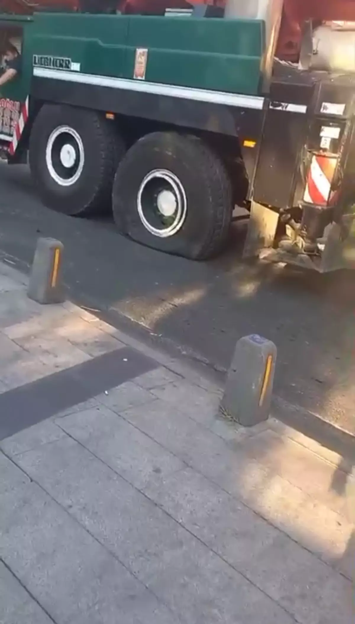 Beyoğlu'nda Vinç Lastiği Patladı, 2 Kişi Yaralandı
