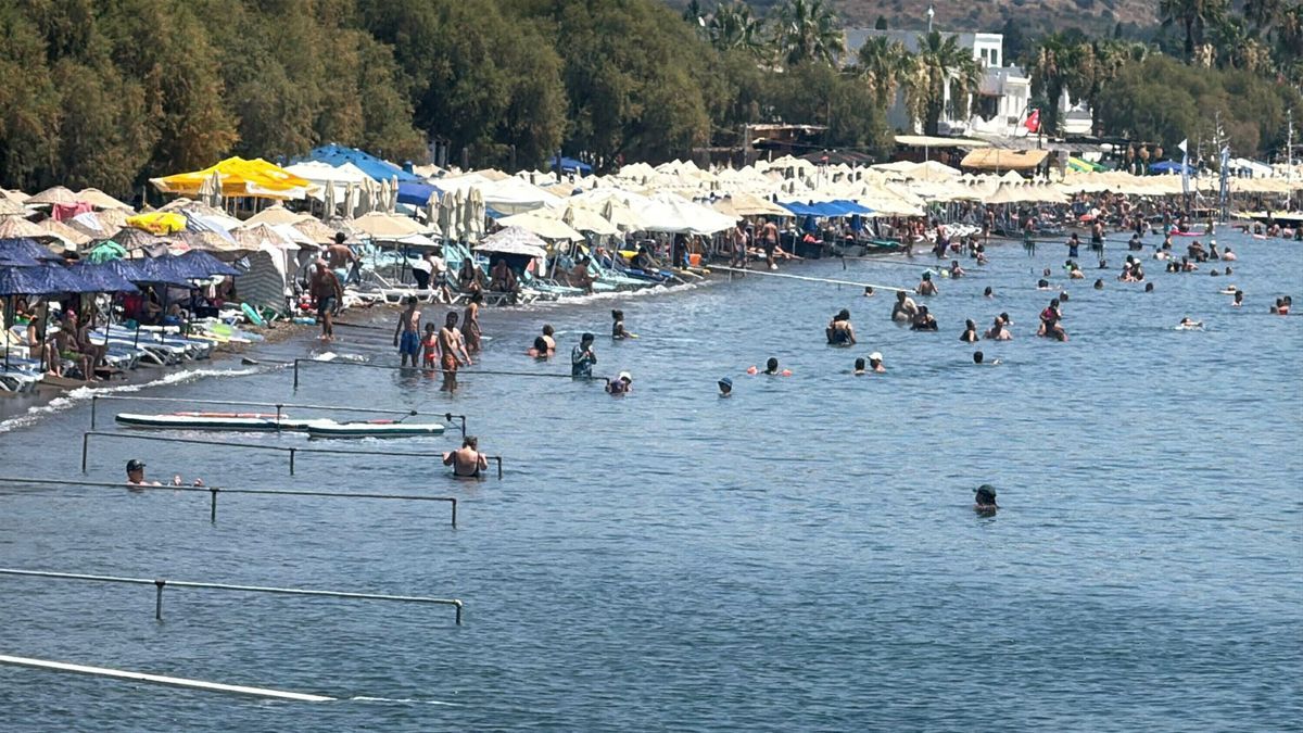 Bodrum'da Sıcak Havada Plajlar Dolu