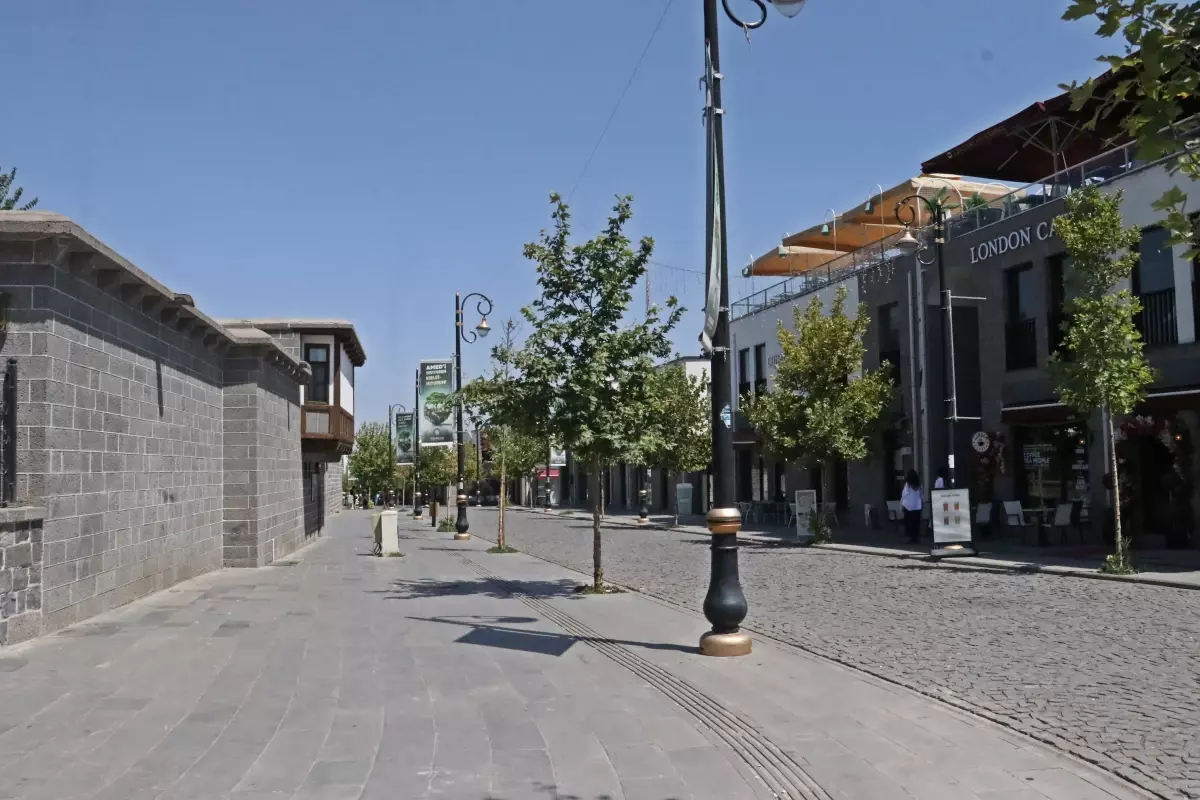 Diyarbakır'da Sıcaklık 49 Dereceyi Buldu, Vatandaşlar Kapalı Alanlara Kaçtı