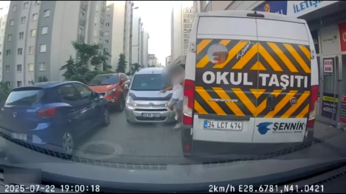 Esenyurt'ta Alçılı Motosiklet Sürücüsü Trafikte Tartıştığı Şahsa Silah Çekti