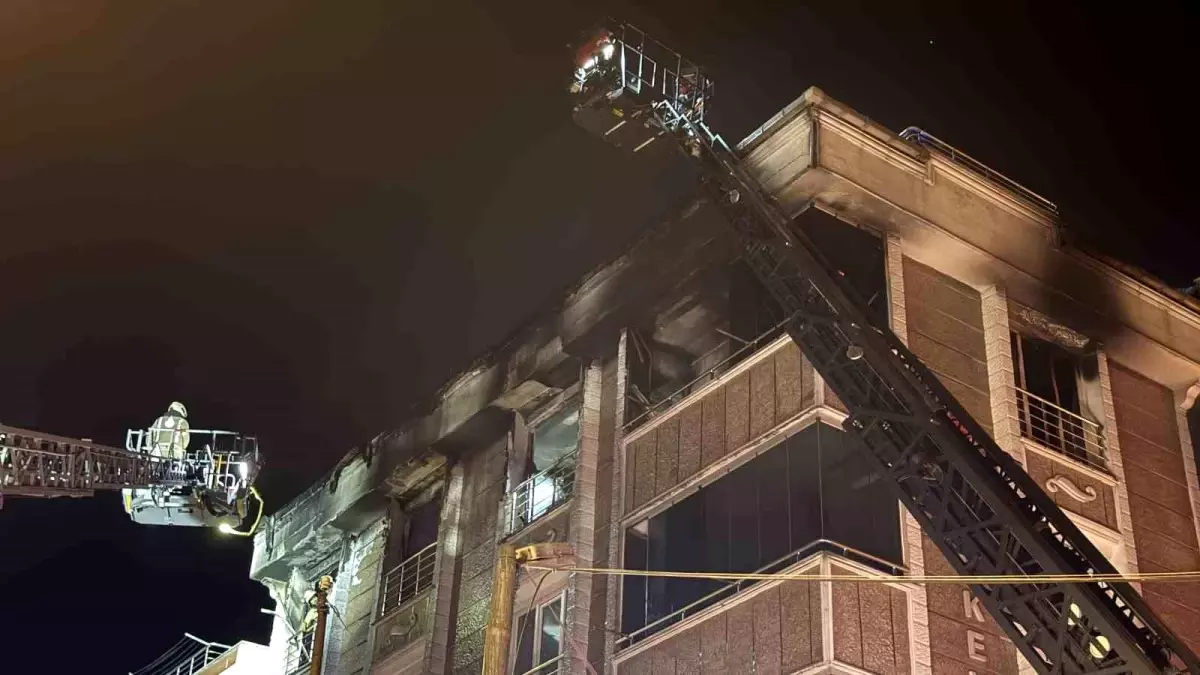 Gaziosmanpaşa'da Yangın Paniği: Binanın En Üst Katında Çıkan Yangın Kontrol Altına Alındı