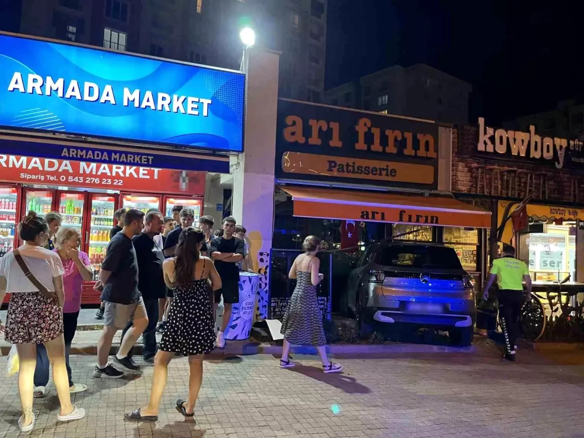 Çorlu'da Fren Yerine Gaza Bastı, Otomobil Pastaneye Daldı