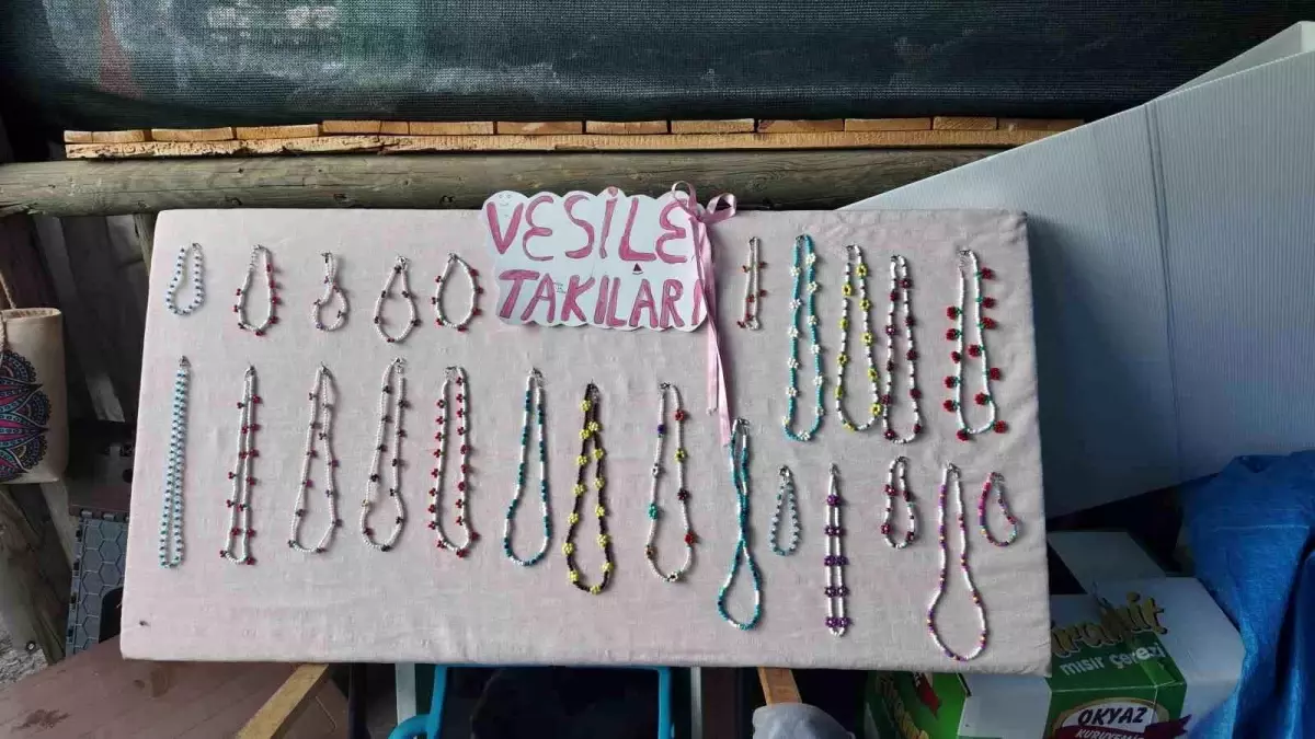 Gediz'de 12 Yaşındaki Girişimci Minik Takı Tasarımcısı