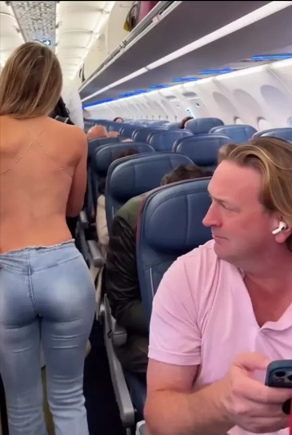 The outfit worn by the young model on the plane became a sensation! 'How did you board the plane like this?'