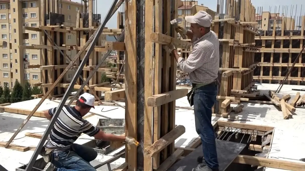 Kütahya'da İnşaat İşçileri Sıcak Havalara Rağmen Çalışmaya Devam Ediyor