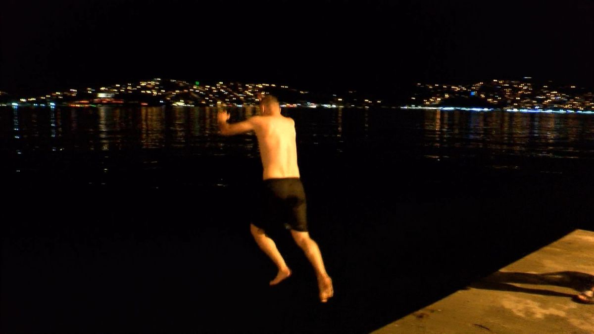 İstanbul'da Sıcak Havadan Kaçış: Gece Denize Girenler