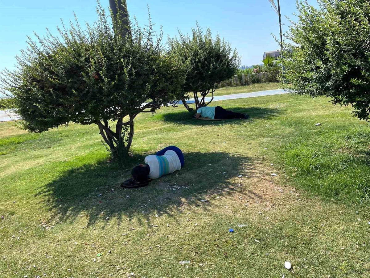 İzmir'de Sıcaklık 40 Dereceyi Aştı: Vatandaşlar Gölgelere Sığındı