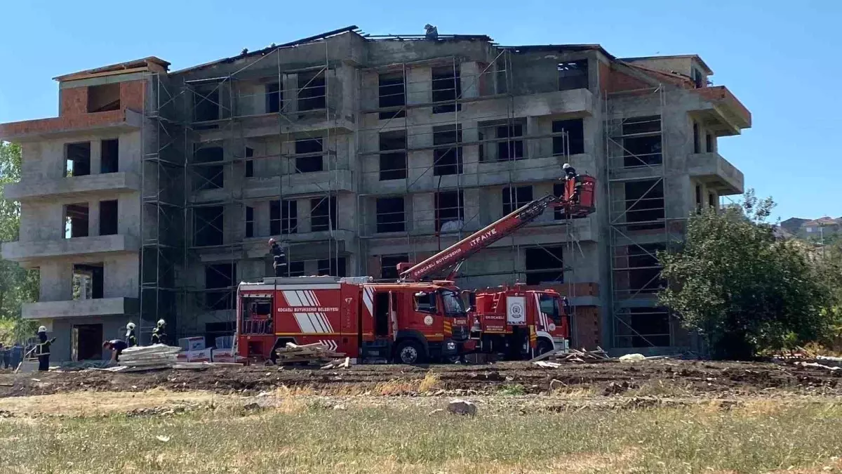 Kocaeli'nde İnşaat Halindeki Binanın Çatısında Yangın Çıktı