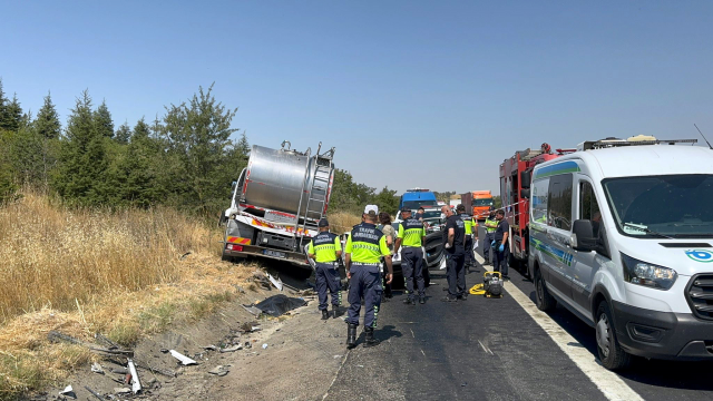 Kamyonla çarpışan otomobil kağıt gibi ezildi: 4 kişi hayatını kaybetti