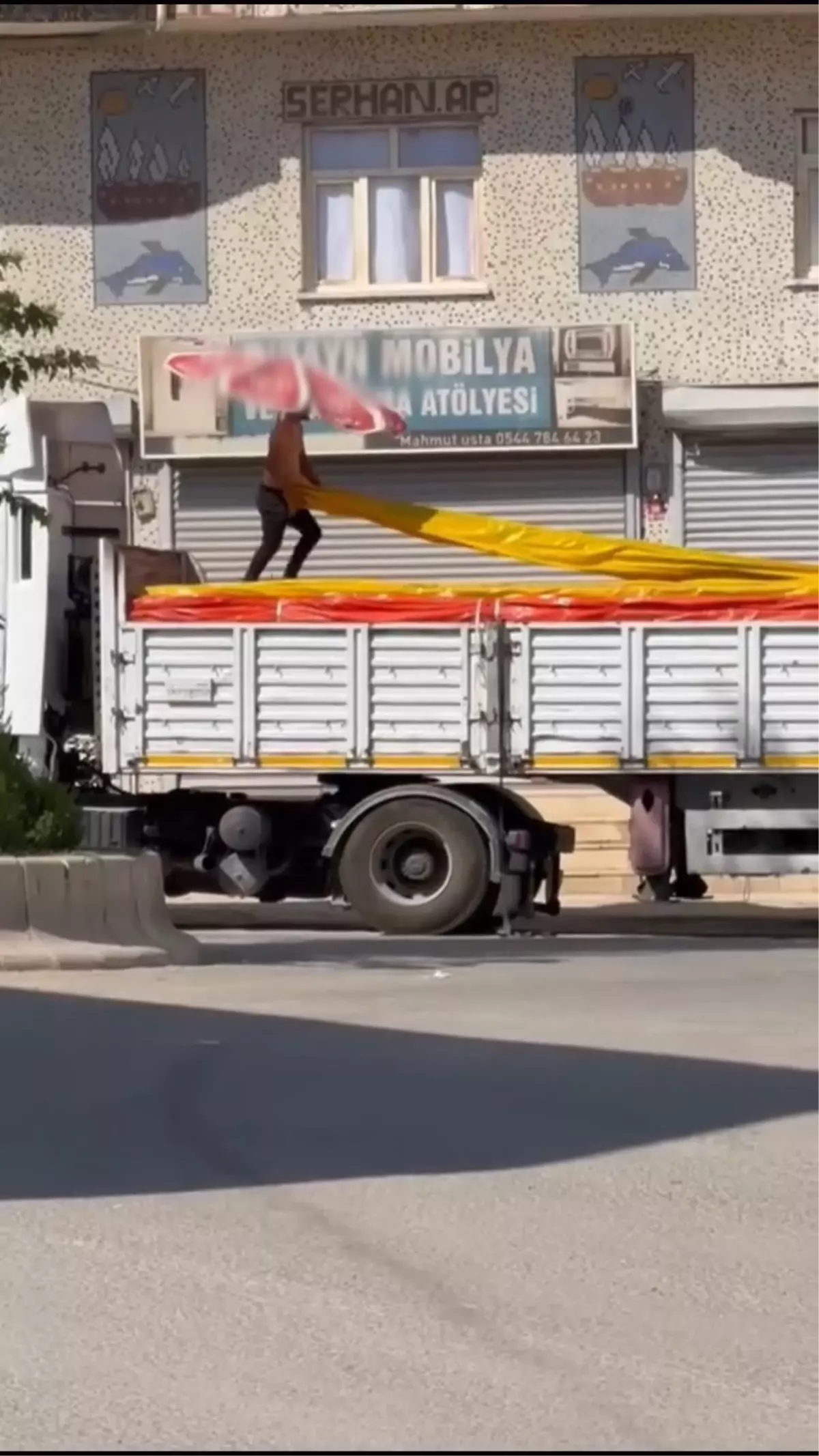 Cizre'de Aşırı Sıcaklardan Korunma Yöntemi: Şemsiye