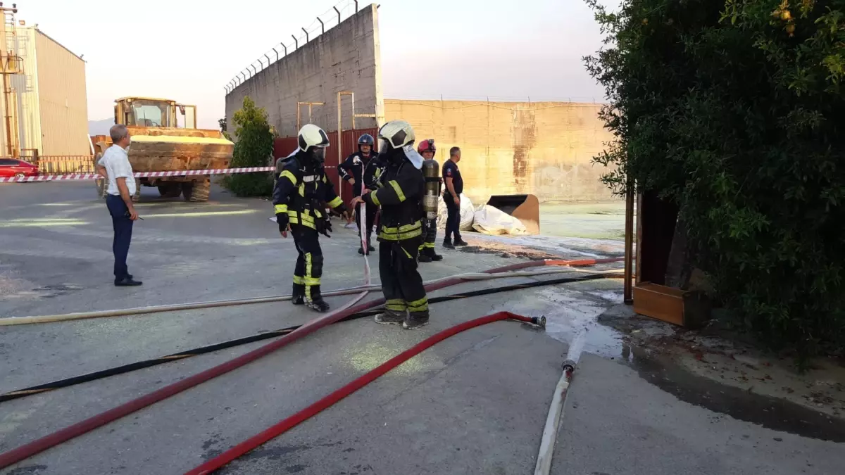 Kocaeli'de Kükürt Deposunda Yangın Paniği