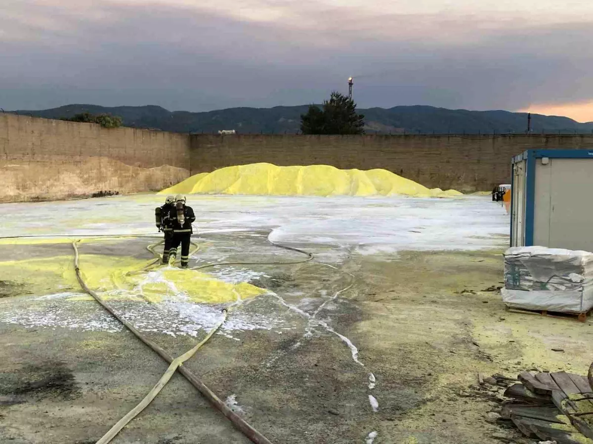 Kocaeli'de Kükürt Deposunda Yangın Korkuttu