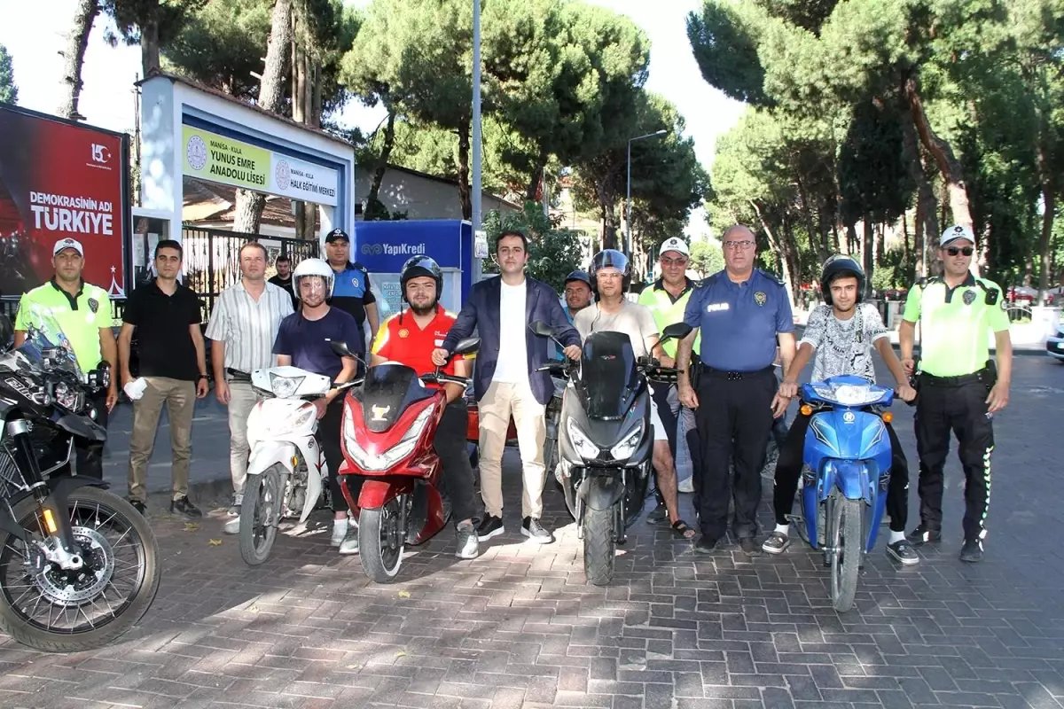 Kula'da Motosiklet Kazalarına Dikkat: Ücretsiz Kask Dağıtımı Yapıldı