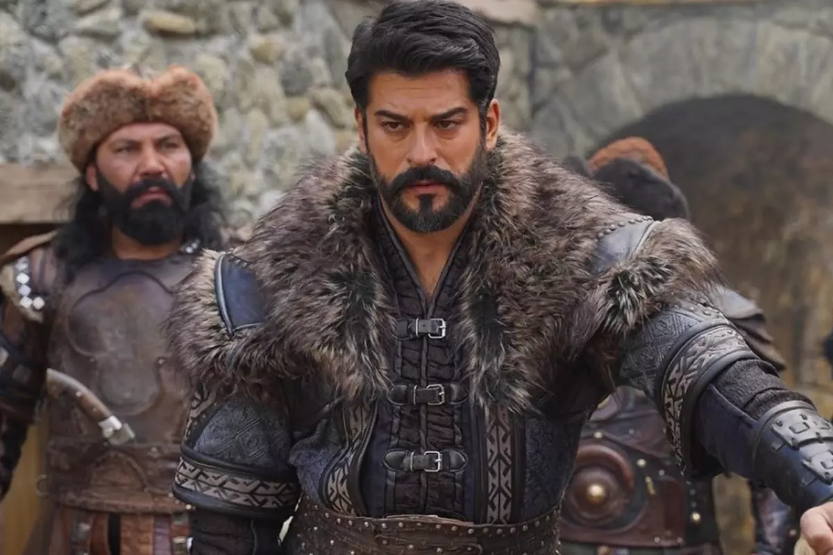 Burak Özçivit'ten radikal karar! Ayrılık sonrası sakal ve bıyık gitti