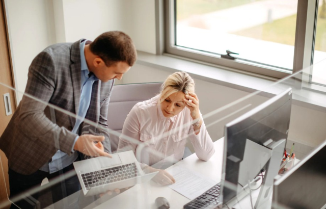 Mobbing nedir ve örnekleri nelerdir? Mobbing yapıldığını nasıl anlarız?