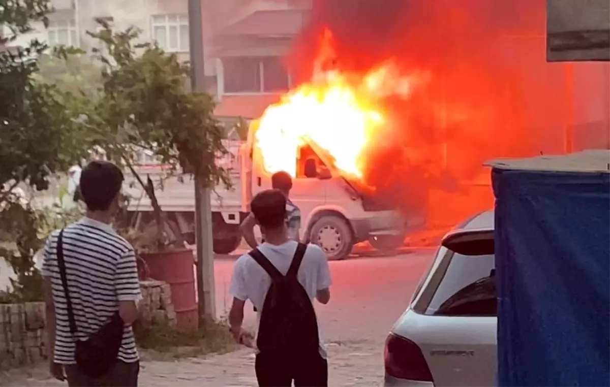 Ünye'de Park Halindeki Kamyonet Yangını