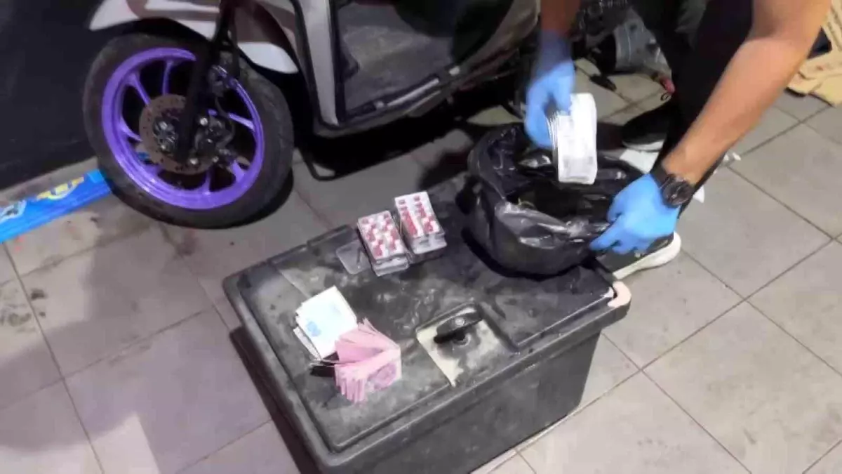 Adana'da Uyuşturucu Operasyonu: 74 Bin Hap ve 401 Bin TL Ele Geçirildi