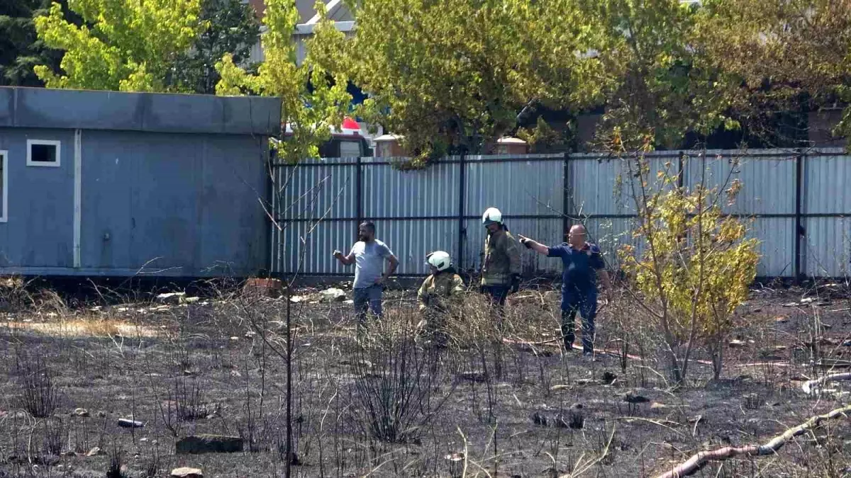 Sancaktepe'de Park Halindeki Kamyonda Yangın Çıktı