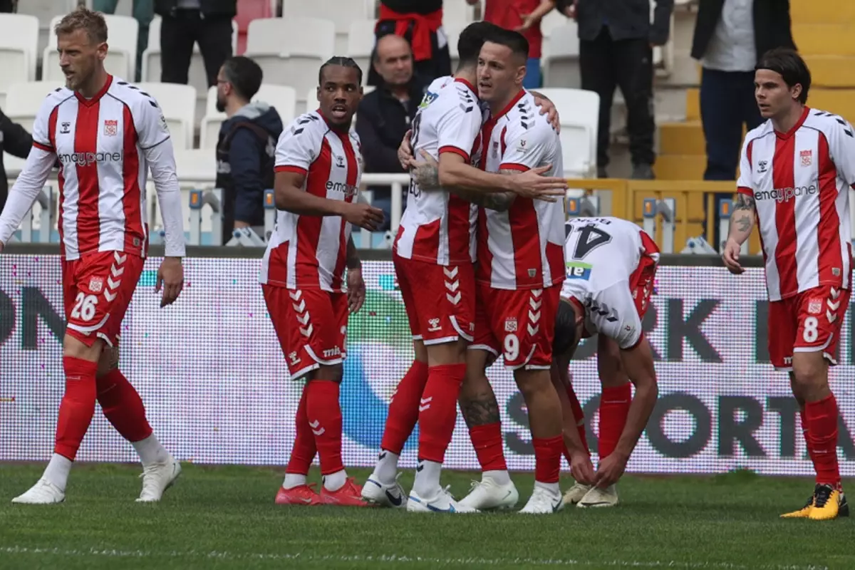 Süper Lig'den düşen takımın yıldızı komik rakama transfer oluyor