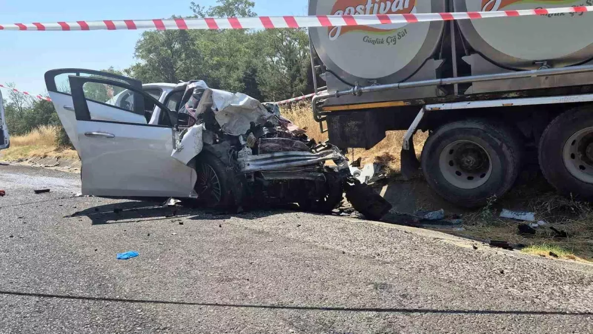 Tekirdağ'da Süt Kamyonu ile Otomobil Çarpıştı: 4 Kişi Hayatını Kaybetti