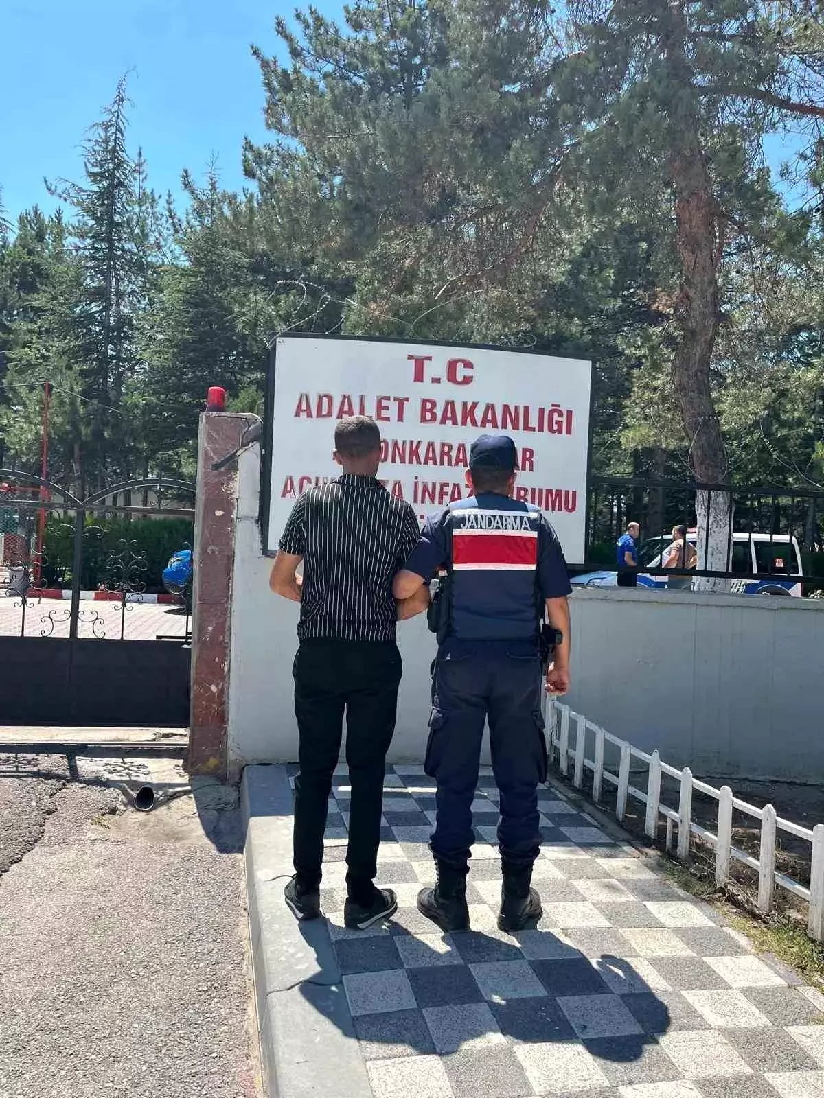 Uyuşturucu Ticareti Yapan Şahıs Jandarma Tarafından Yakalandı