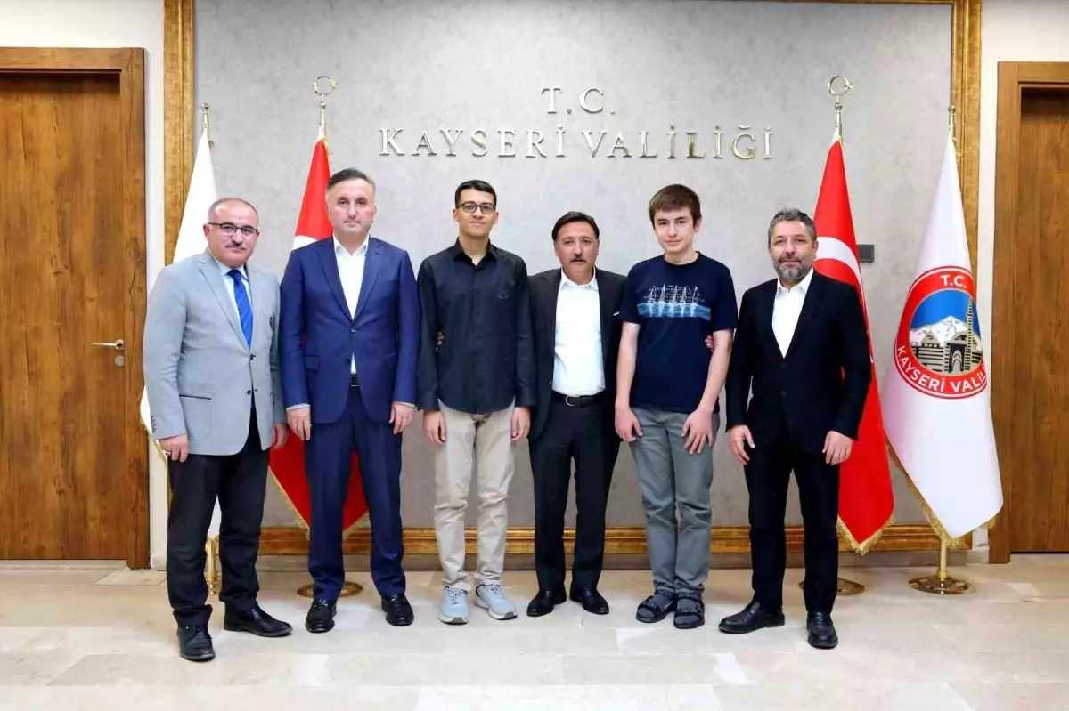 Kayseri Valisi, YKS'de Başarı Gösteren Öğrencileri Kabul Etti