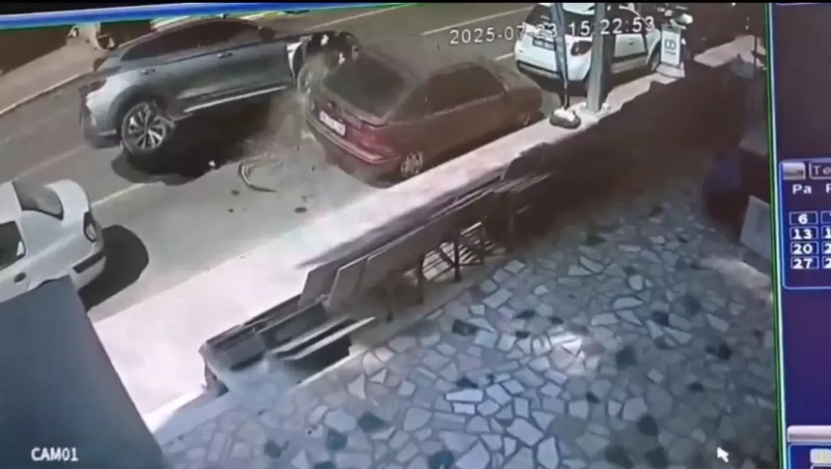 Yalova'da Kontrolden Çıkan Cip, Park Halindeki Araçlara Çarptı