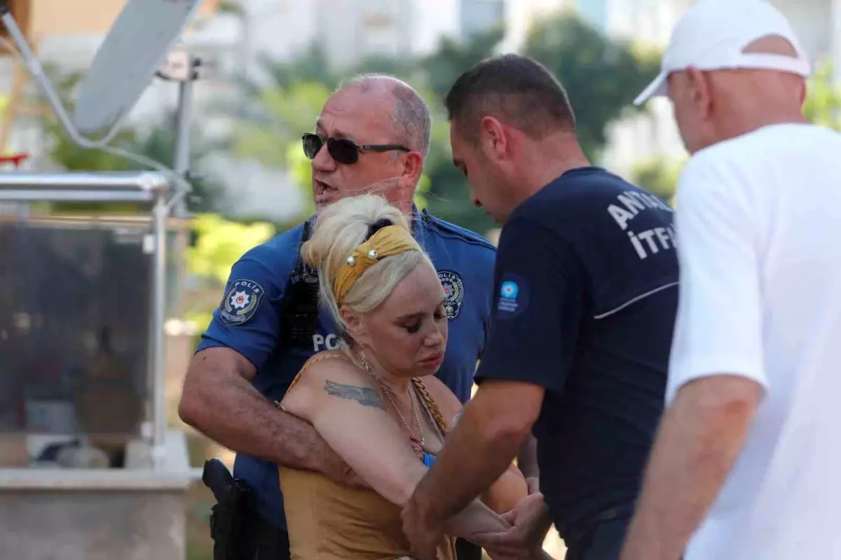 Antalya'da Yangın: Kadın Baygınlık Geçirdi, Kediye Oksijen Maskesiyle Müdahale Edildi