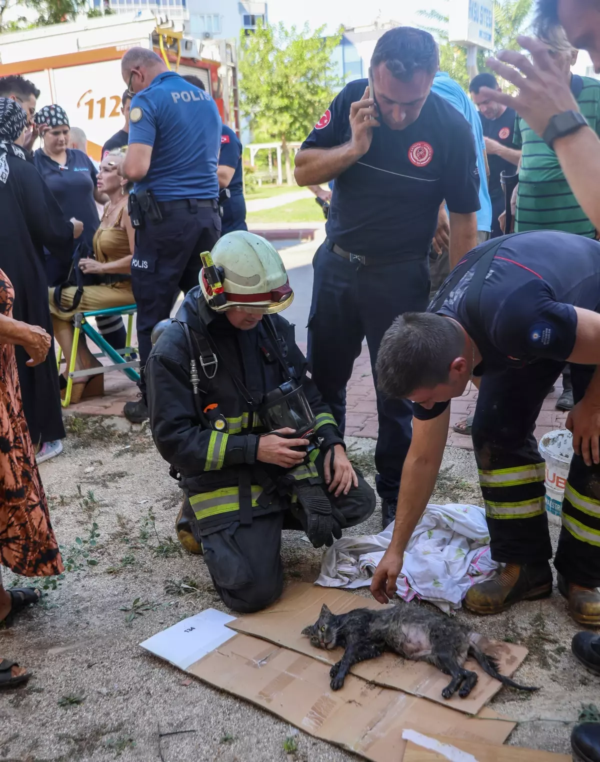 Antalya'da Yangın Çıkan Evde Kadın Bayıldı, İtfaiye Eri Kedisini Kurtardı