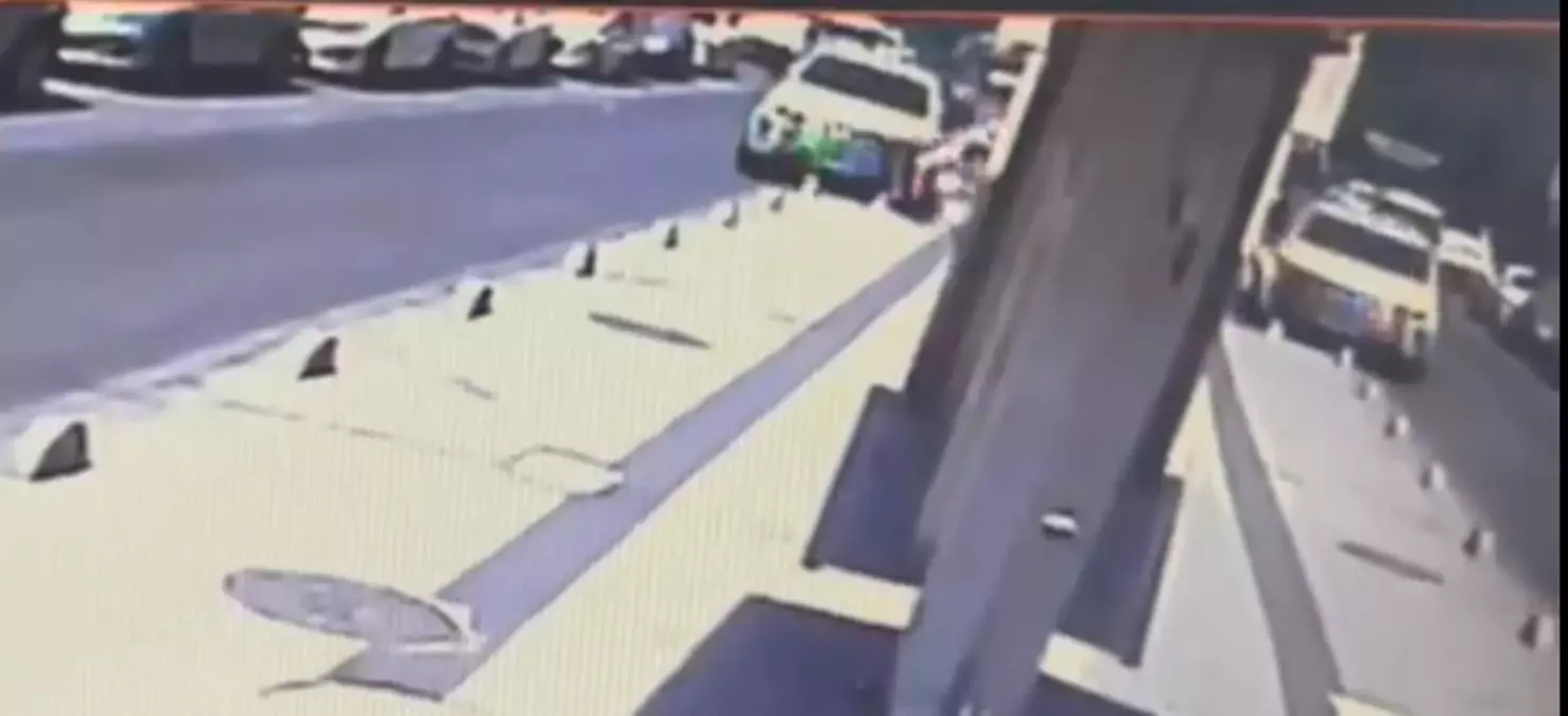 Alkollü Sürücü Kaldırımda Yürüyen Genç Kızlara Çarptı