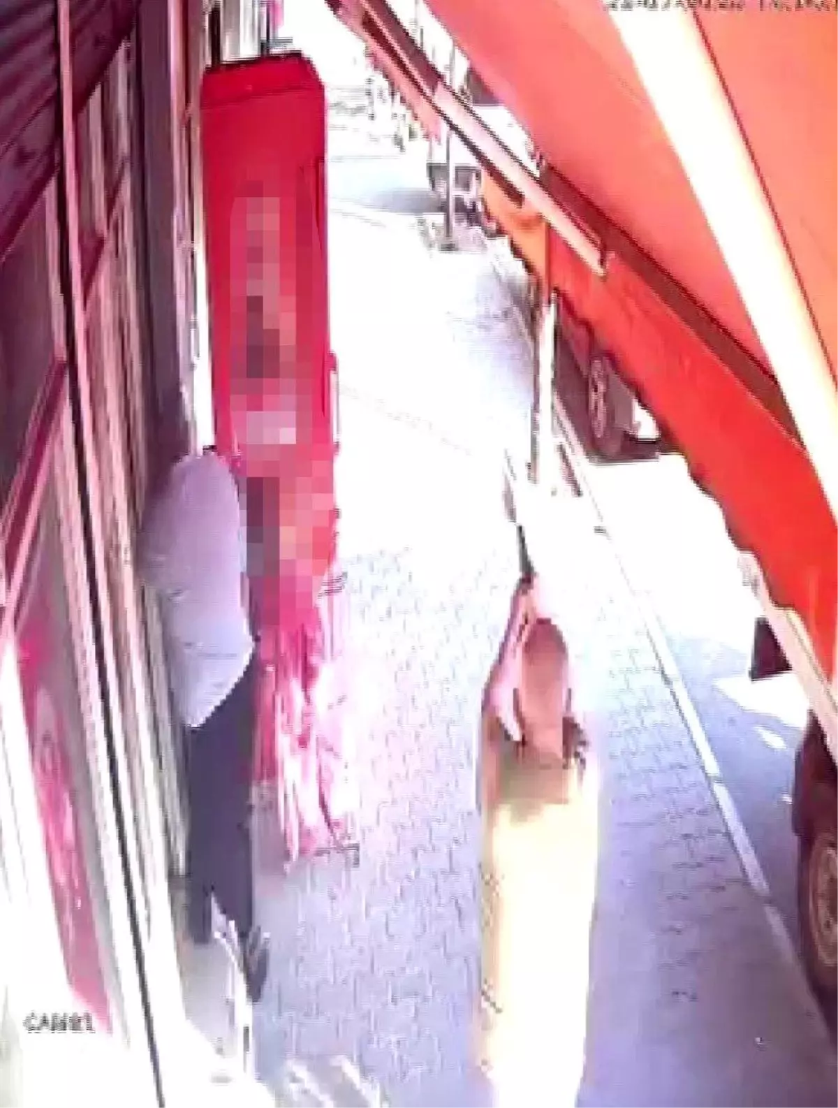 Adana'da Saldırgan Sokak Ortasında İki Kişiyi Kovaladı