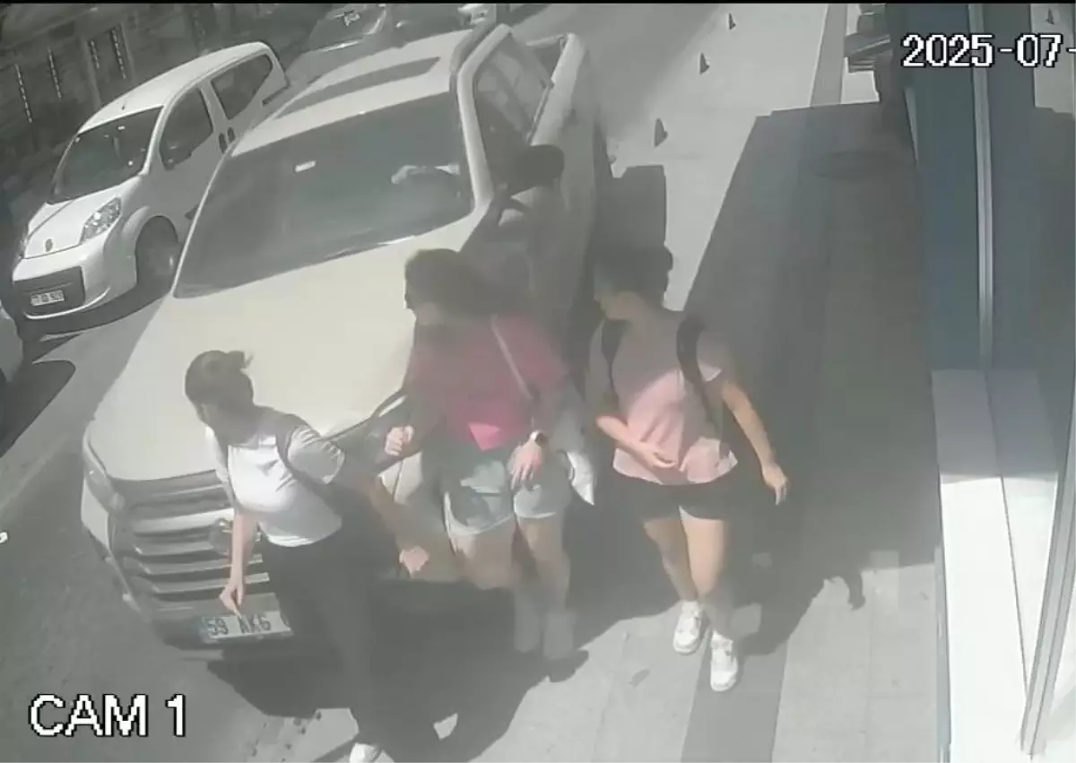 Alkollü Sürücü Yayalara Çarptı, 2 Yaralı