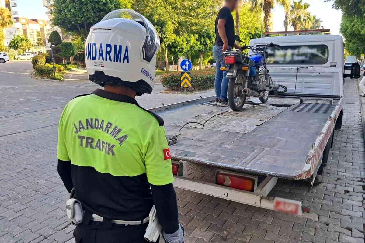 Antalya'da Motosiklet Denetimleri: 122 Araç Trafikten Men Edildi