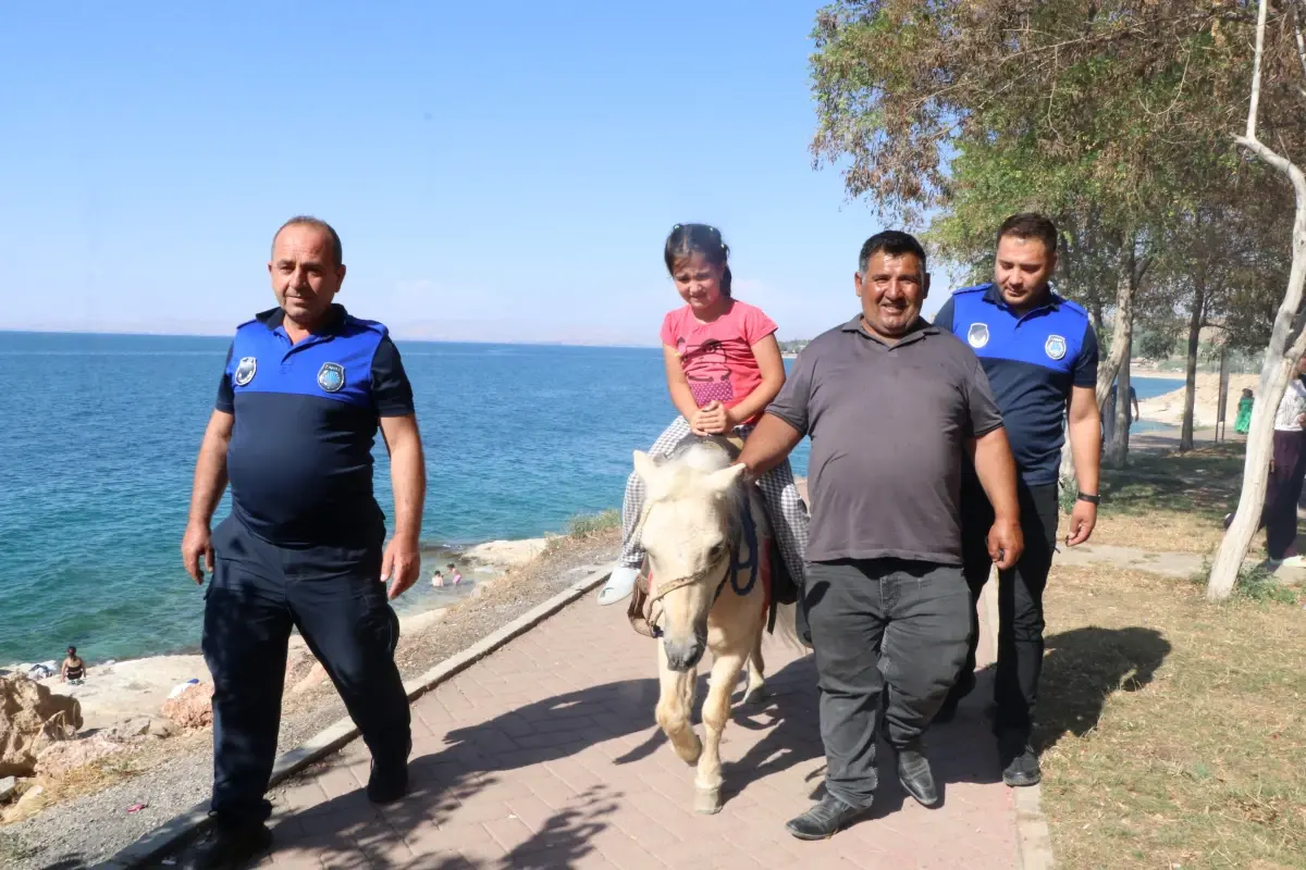 Van'da Atlı Zabıta Birliği Hem Denetim Yapıyor Hem Eğlendiriyor
