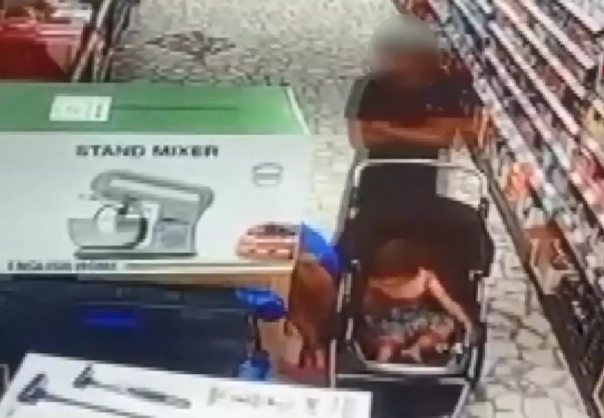 Avcılar'da Market Hırsızlığı: Anne İki Çocukla Yakalandı