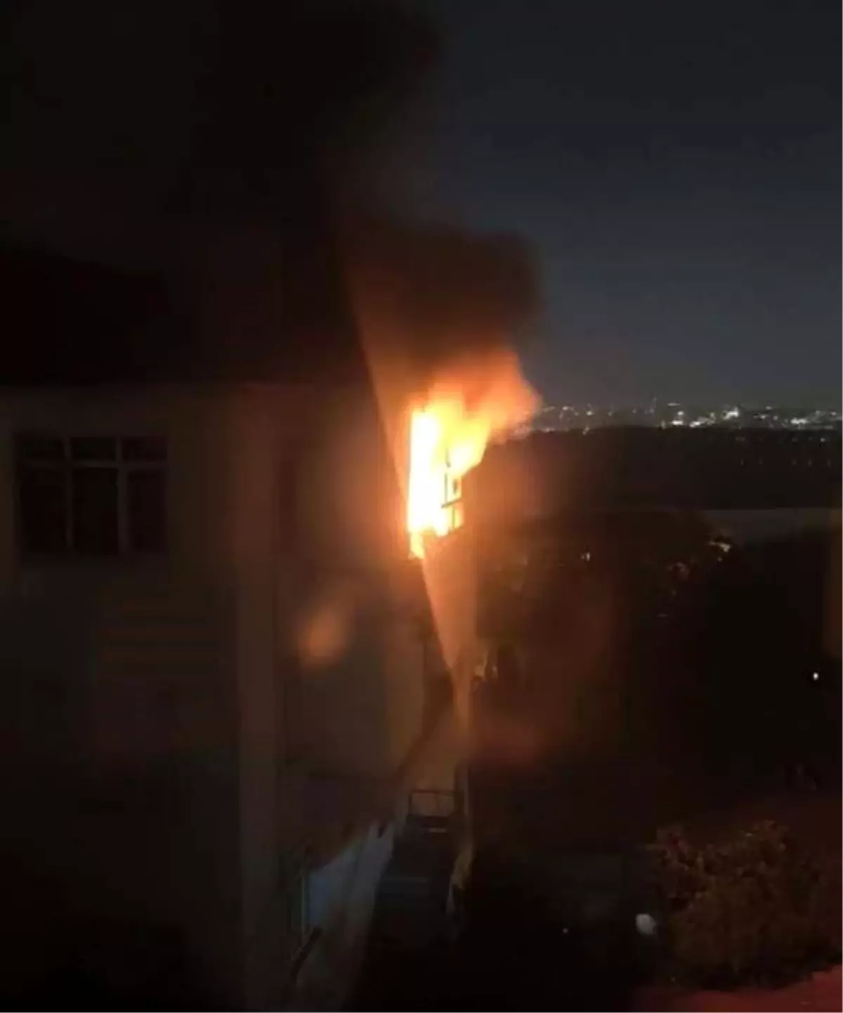 Avcılar'da Buzdolabı Yangını Paniğe Neden Oldu