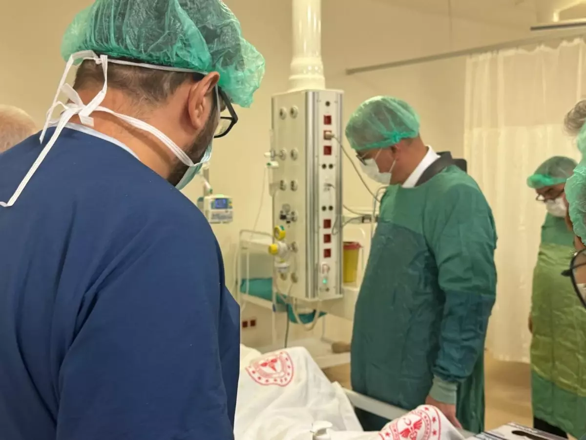 Sağlık Bakanı Memişoğlu, Orman Yangınından Etkilenen Yaralıları Ziyaret Etti