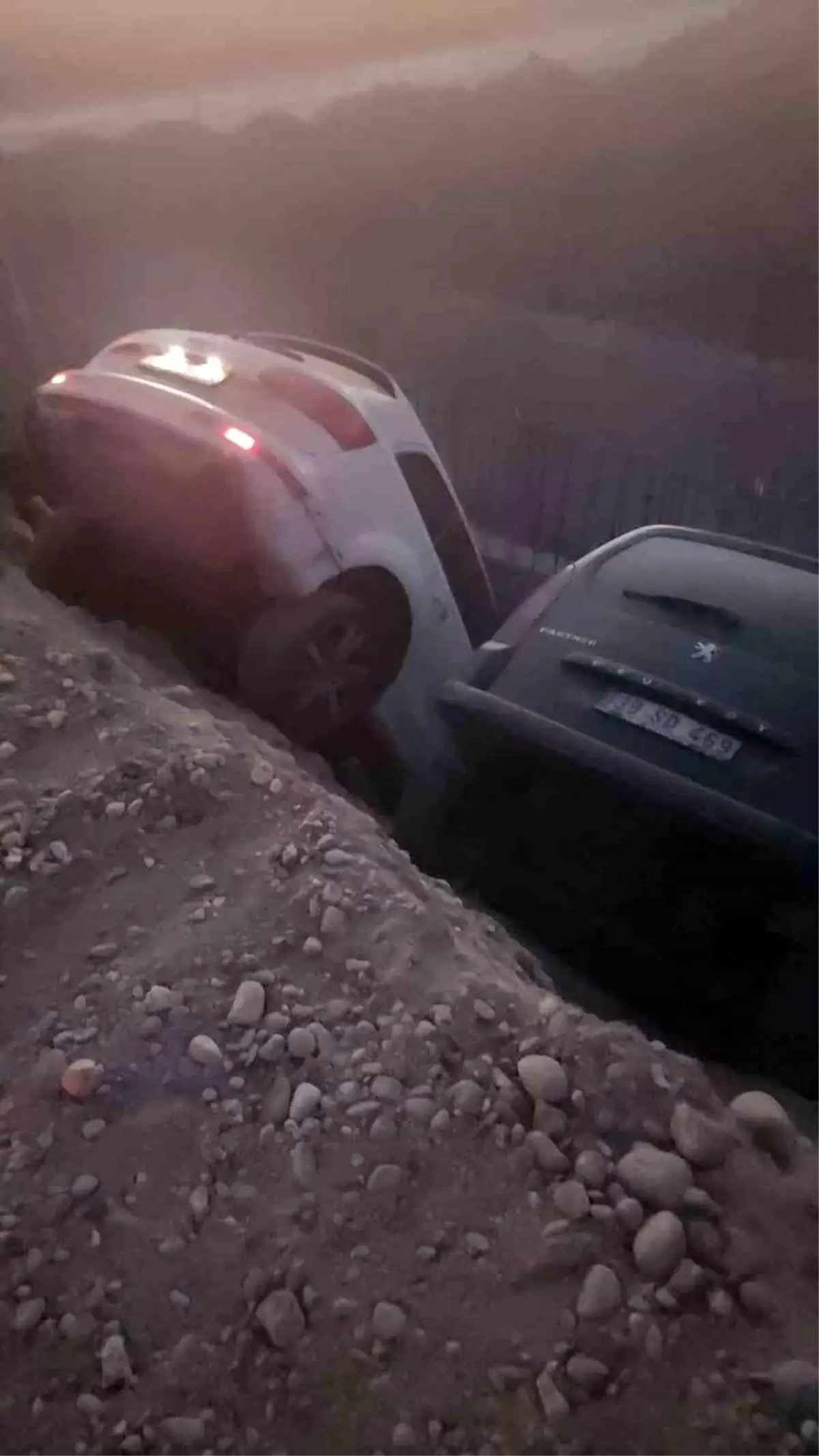 Batman'da Yol Çalışması Nedeniyle İki Araç Çukura Düştü