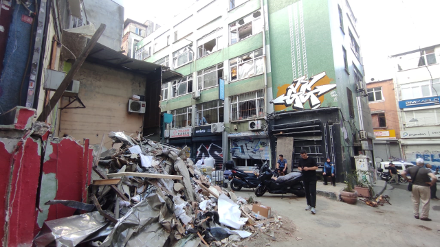 Beyoğlu'nda patlamanın yarattığı hasar gün ağarınca ortaya çıktı Beyoğlu'nda patlamanın yarattığı hasar gün ağarınca ortaya çıktı